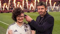 Zdalo sa, že sa nikdy neostrihá. Legendárny fanúšik Manchestru United má na dosah vytúženú zmenu účesu
