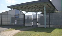 Migranti sa sťažovali na porušovanie svojich práv. Zariadenie v Sečovciach navštívil ombudsman