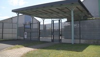 Migranti sa sťažovali na porušovanie svojich práv. Zariadenie v Sečovciach navštívil ombudsman