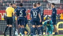 VIDEO: Dráma v Bundeslige, Berovho kolegu fanúšikovia trafili do hlavy. Zápas prerušili