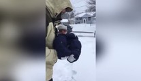 Otec hodil syna do snehu. Nečakal, že sa toto stane
