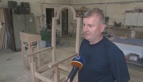 Slovenský stolár vyrába pre pápeža Františka pozlátený trón