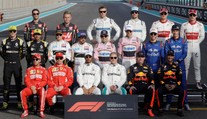 Hamilton vyhral záverečnú VC, Alonso pri rozlúčke na špeciálnom monoposte jedenásty