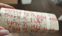 Na povale našli dojímavý odkaz z minulosti. Malé dievča ho napísalo pred 35 rokmi