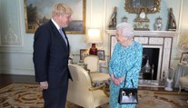Boris Johnson prehovoril o zdravotnom stave Alžbety II. Údajne mala rakovinu