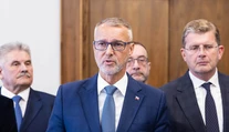 Nevieme dať poslancovi fúkať, tvrdí Raši. Pre novinárov sa nové pravidlá vraj nechystajú