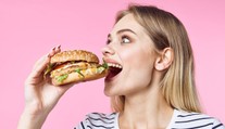 Milujete pizzu, hamburgery a hranolky? Tieto jedlá môžu byť spúšťačom vážnej choroby