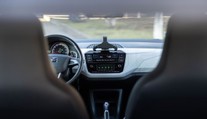 Keď sa auto v lete prehrieva, väčšina vodičov robí chybu. Pomôcť môže niečo, čo znie šialene