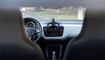 Keď sa auto v lete prehrieva, väčšina vodičov robí chybu. Pomôcť môže niečo, čo znie šialene