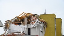 V zlomku sekundy prišli o všetko. Obyvatelia poškodenej bytovky spomínajú na chvíle hrôzy