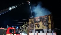 VIDEO: Požiar v budove bývalého mlynu vo Veľkom Mederi. Na mieste zasahujú desiatky hasičov