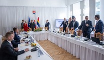 Ministri v čase konsolidácie rozdávajú štedré odmeny. Jeden rezort vyplatil takmer 100-tisíc eur