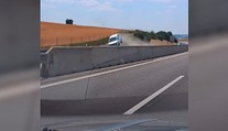 VIDEO: Zábery ako z akčného filmu. Auto po náraze vyletelo do vzduchu