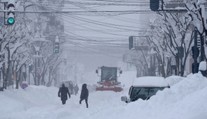 VIDEO: V Japonsku napadalo rekordné množstvo snehu. Autá zakryla biela perina a ľudia sa v nej brodili po pás