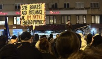 Zatiaľ, čo bolo v parlamente rušno, ľudia vyšli do ulíc. V centre Bratislavy sa konal pochod za právny štát