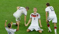 Chcel sa rozlúčiť na vrchole, čaká ho finále Ligy majstrov i domáce EURO. Potom však legenda končí