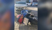 FOTO: Mladík bez vodičáku unikal polícii na motorke s falošnou ŠPZ. Divokú jazdu ukončila nehoda