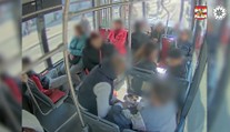 VIDEO: Dráma v električke. Muž napadol školáka a zobral mu mobil