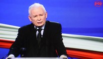 Roztržitý Kaczynski: Najskôr si pomýlil termín kongresu, potom prišiel v dvoch rôznych topánkach