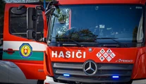 Požiar strechy bytového domu v okrese Medzilaborce. Žije v ňom desať rodín