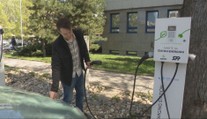 Za 100 kilometrov jazdy 2,5 eura. Lukáš si starší elektromobil pochvaľuje, záujem o elektrické „jazdenky“ rastie