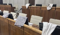 Matovič sa postaral o ďalší rozruch. Poslancom Hlasu rozdal handry