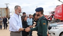 VIDEO: Španielsky kráľ prišiel do oblasti, ktorú zasiahli ničivé povodne. Ľudia po ňom hádzali blato