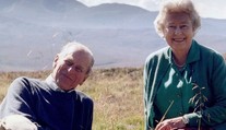 Láska aj po desiatkach rokov. Kráľovná zverejnila najobľúbenejšiu snímku s manželom
