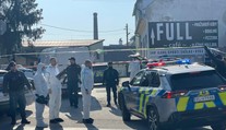 Z domu, kde našli brutálne dobodaného muža, odviedla polícia staršieho muža so sáčkami na rukách