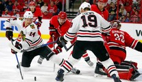 Pánik pomohol k výhre Chicaga dvoma bodmi, v NHL tak pokoril stobodovú hranicu