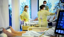 Zdravotníci môžu pracovať, aj keď sú pozitívni na COVID-19