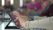 Bez internetu zaplatia viac. Tichá zmena poplatkov, ktorá najviac zasiahla seniorov