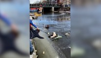 VIDEO: Pod korčuliarmi v Amsterdame sa prepadol ľad. Zachraňovať ich museli okoloidúci