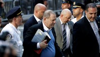 Hollywoodsky predátor Harvey Weinstein sa po mesiacoch od prepuknutia sexuálneho škandálu vzdal polícii