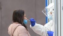 Pribudlo najviac infikovaných od začiatku pandémie. Prvýkrát bolo pozitívnych viac ako osemtisíc PCR testov