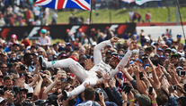 Šťastný Lewis Hamilton. Triumfoval na domácej VC Veľkej Británie