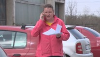 Tvrdí, že sa stala obeťou podvodu stavebnej firmy. Teraz nemá ani byt a na krku exetúrora