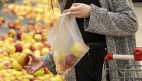 „Ekorevolúcia“ obchodníkov: Bojujú proti plytvaniu plastami či papierom, umieračik zvoní aj mikroténovým vreckám