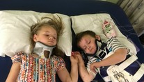 Súrodenci nehodu prežili, ich rodičia nie: Toto je ich prvé stretnutie po tom, čo osireli