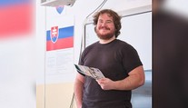 Slovenský učiteľ prekvapil internet. Namiesto bifľovania dátumov učí žiakov myslieť