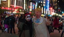 Japonský výrobca gumených masiek sa teší, že prezidentom USA bude Trump