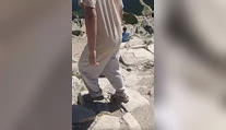 VIDEO: Ďalší turista vyrazil do Tatier v plážových papučiach. Zostup zo skalnatého terénu mu dal zabrať