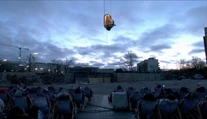 VIDEO: Úchvatný koncert hudobníka desať metrov nad zemou. Počas hry na piane visel na žeriave