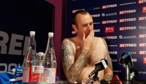 VIDEO: Majster sveta v snookeri prišiel na tlačovku nahý