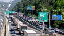 Doprava v Bratislave kolabuje: Dve nehody a pokazené auto uzatvorili Sitinu