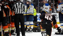 Chvíle hrôzy a neistoty počas zápasu NHL. Jay Bouwmeester skolaboval, previezli ho do nemocnice
