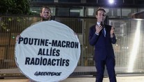 Aktivisti vzali z múzea sochu francúzskeho prezidenta. Využili ju pri proteste, potom ju vrátlili