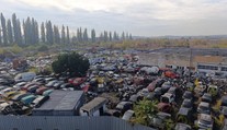 Masívny zásah enviropolície: V Košiciach odhalili vrakovisko s tisíckami áut. Rozprávali sme sa s jeho majiteľom