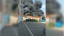 Veľký požiar vo firme neďaleko areálu Volkswagenu. Z miesta sa ozývali výbuchy, kúdoly dymu bolo vidno na kilometre