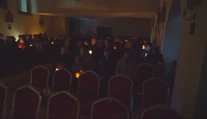 S lampášikmi v rukách si svietia cestou do kostola. V obci pri Nových Zámkoch prežíva stáročná tradícia
